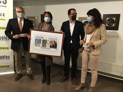 Foto de familia de la presentación del cupón dedicado a los 100 años del nacimiento de Miguel Delibes