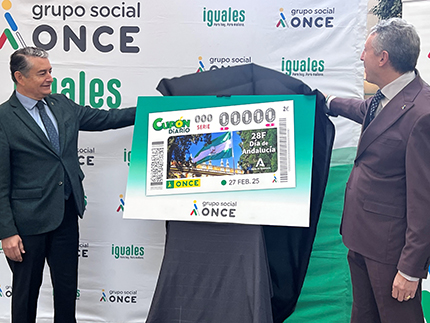 Antonio Sanz y Cristóbal Martínez descubren el cupón dedicado al Día de Andalucía 2025