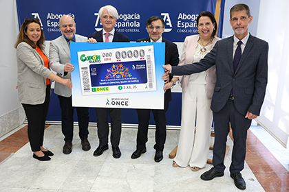 Foto de familia de la presentación del cupón dedicado al Día de la Justicia Gratuita y Turno de Oficio