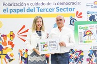 Patricia Sanz, vicepresidenta de la ONCE, ha entregado a Luciano Poyato, presidente de la Plataforma del Tercer Sector, una lámina enmarcada con este cupón