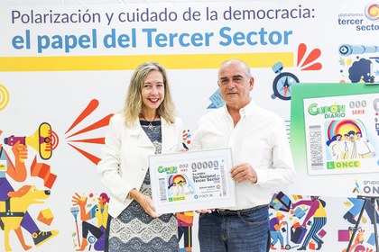 Patricia Sanz, vicepresidenta de la ONCE, ha entregado a Luciano Poyato, presidente de la Plataforma del Tercer Sector, una lámina enmarcada con este cupón