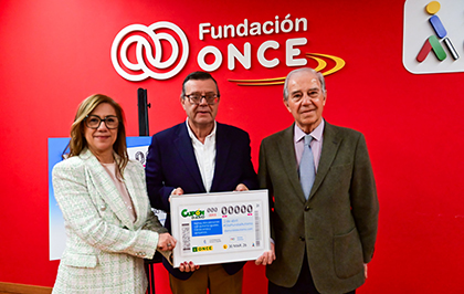 Entrega de la lámina enmarcada con el cupón dedicado al Día Mundial del Autismo