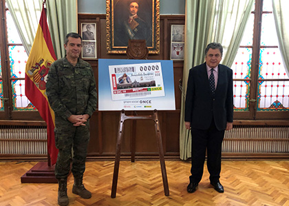 Francisco Javier Marcos Izquierdo y Carlos Javier Hernández Yebra, durante la presentación del cupón