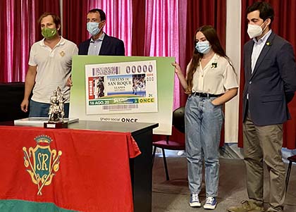 Foto de familia de los participantes en la presentación del cupón