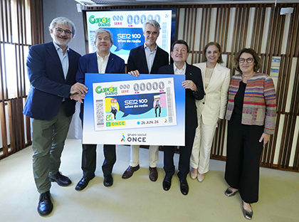 Foto de familia de la presentación del cupón dedicado a los 100 años de la Cadena SER