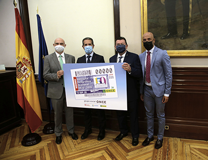 Foto de familia de la presentación del cupón de la ONCE dedicado al 150 años del Instituto Geográfico Nacional