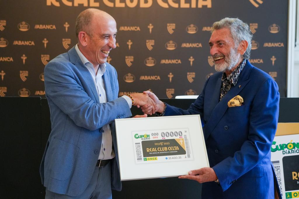 Roberto Carlos Gaspar, director de la ONCE en Vigo, y Carlos Mouriño, Presidente del Real Club Celta de Vigo, en la presentación del cupón