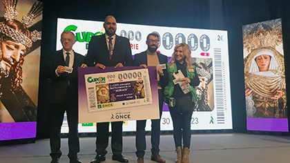 Foto de familia de la presentación del cupón dedicado a la Hermandad de Los Moraos