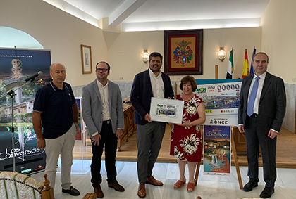 Foto de familia de la presentación del cupón de la ONCE dedicado a Los Conversos de Hervás