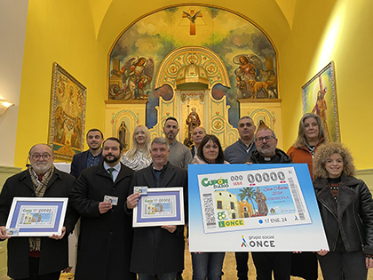 Foto de familia de la presentación del cupón de la ONCE dedicado a las fiestas de San Antón en Orihuela