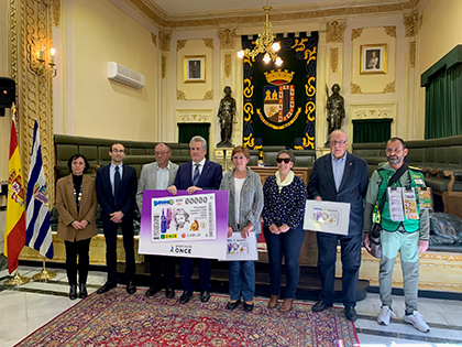 Foto de familia de la presentación del cupón dedicado al 175 aniversario de la Hermandad del Cristo Amarrado a la Columna, de Jumilla