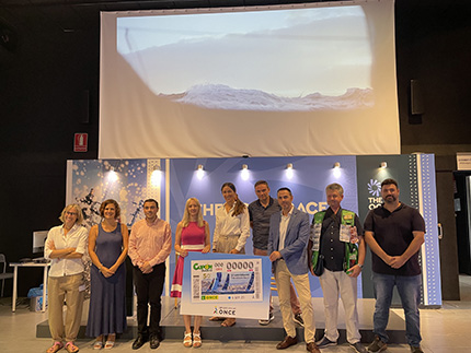 Foto de familia tras la presentación del cupón