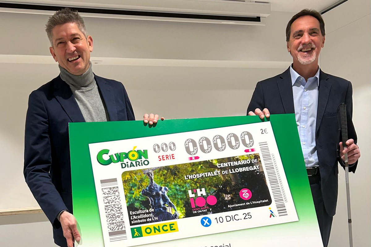 Enric Botí, delegado de la ONCE en Catalunya, y David Quirós, alcalde de L'Hospital de Llobregat, presentando el cupón