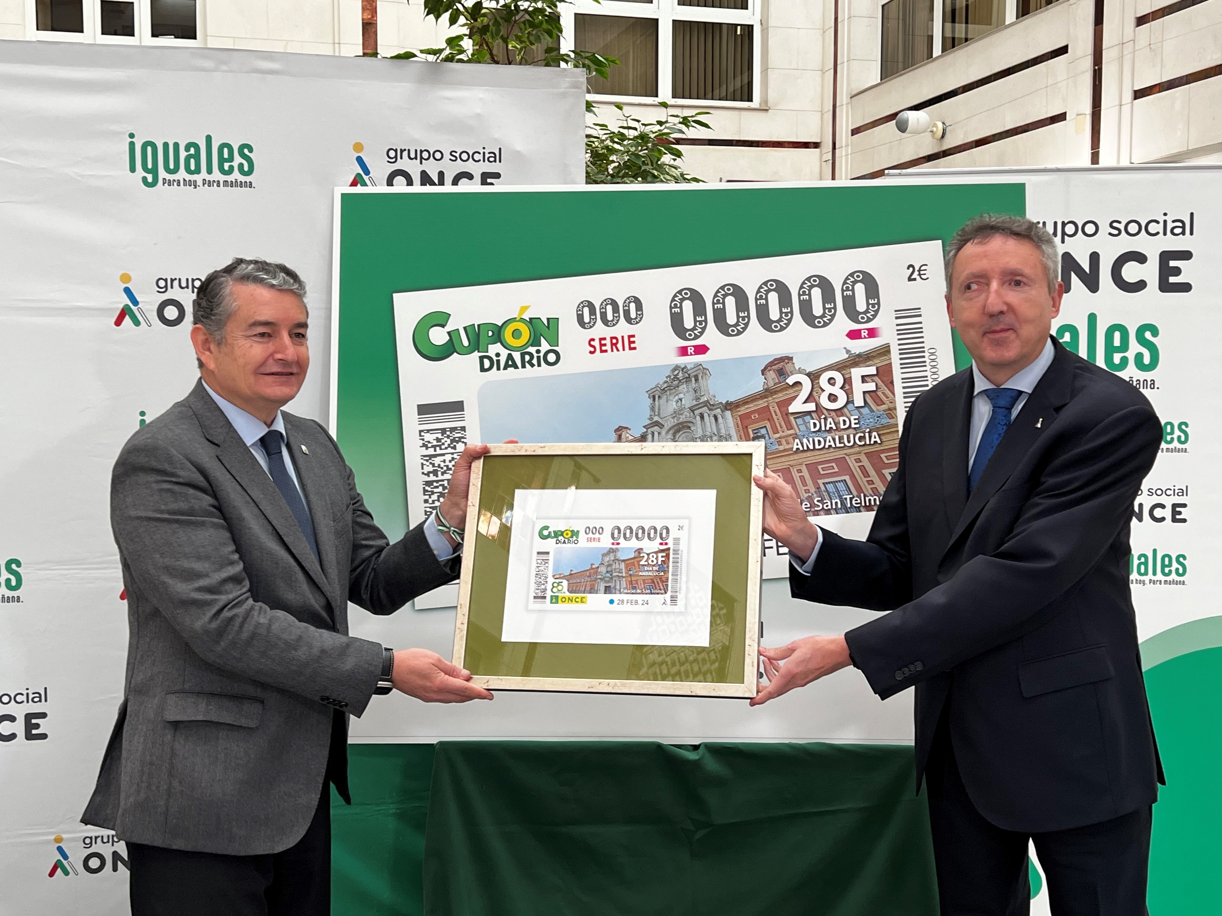 Antonio Sanz y Cristóbal Martíjnez, con una lámina enmarcada del cupón dedicado al 28F