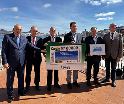 Foto de familia de la presentación del cupón dedicado al 23 Congreso Nacional de Hospitales y Gestión Sanitaria