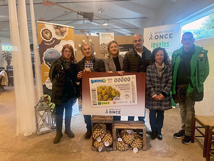 Foto de familia de la presentación del cupón dedicado al 25 aniversario de la Feria de la Nuez de Pedroso