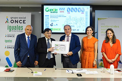 Foto de familia presentación del cupón dedicado al 80 Congreso Mundial de Farmacia y el 22 Congreso Nacional Farmacéutico