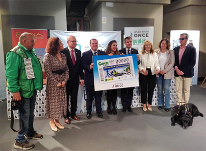 Foto de familia de la presentación del cupón dedicado al Campeonato de Europa IAU de 50 kilómetros, que se celebra en Sotillo de La Adrada 