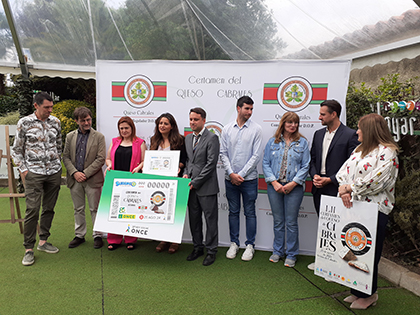 Presentación del cupón de la ONCE dedicado al Certamen del Queso de Cabrales