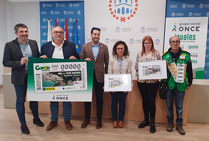 Foto de familia de la presentación del cupón dedicado al Día del Ajo Asado de Arnedo