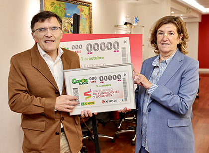 Alberto Durán entrega a Pilar García una copia enmarcada de este cupón