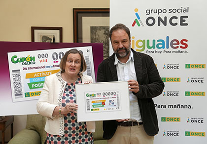 Imelda Fernández y Enrique Barbero Rodríguez, con una lámina enmarcada con este cupón