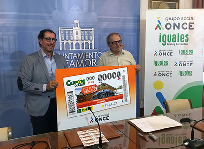 Ismael Pérez Blanco y Christoph Karl Albert Kaspar, con una copia gigante del cupón