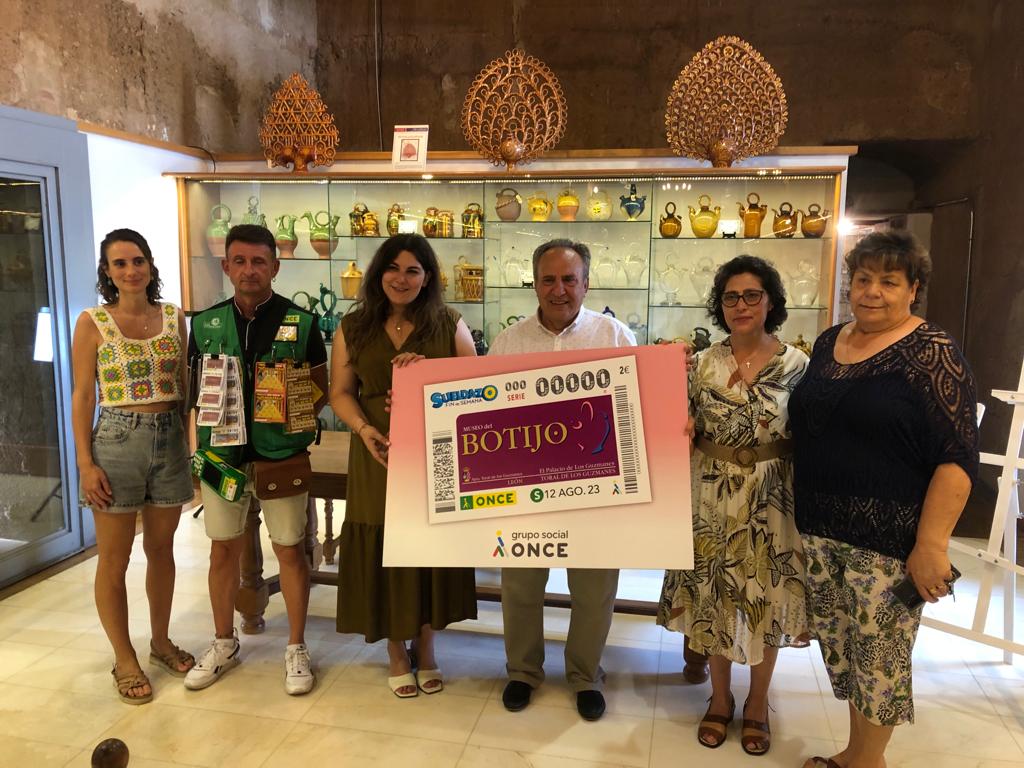 Foto de familia en la presentación del Cupón dedicado al Museo del Botijo de Toral  de los Guzmanes