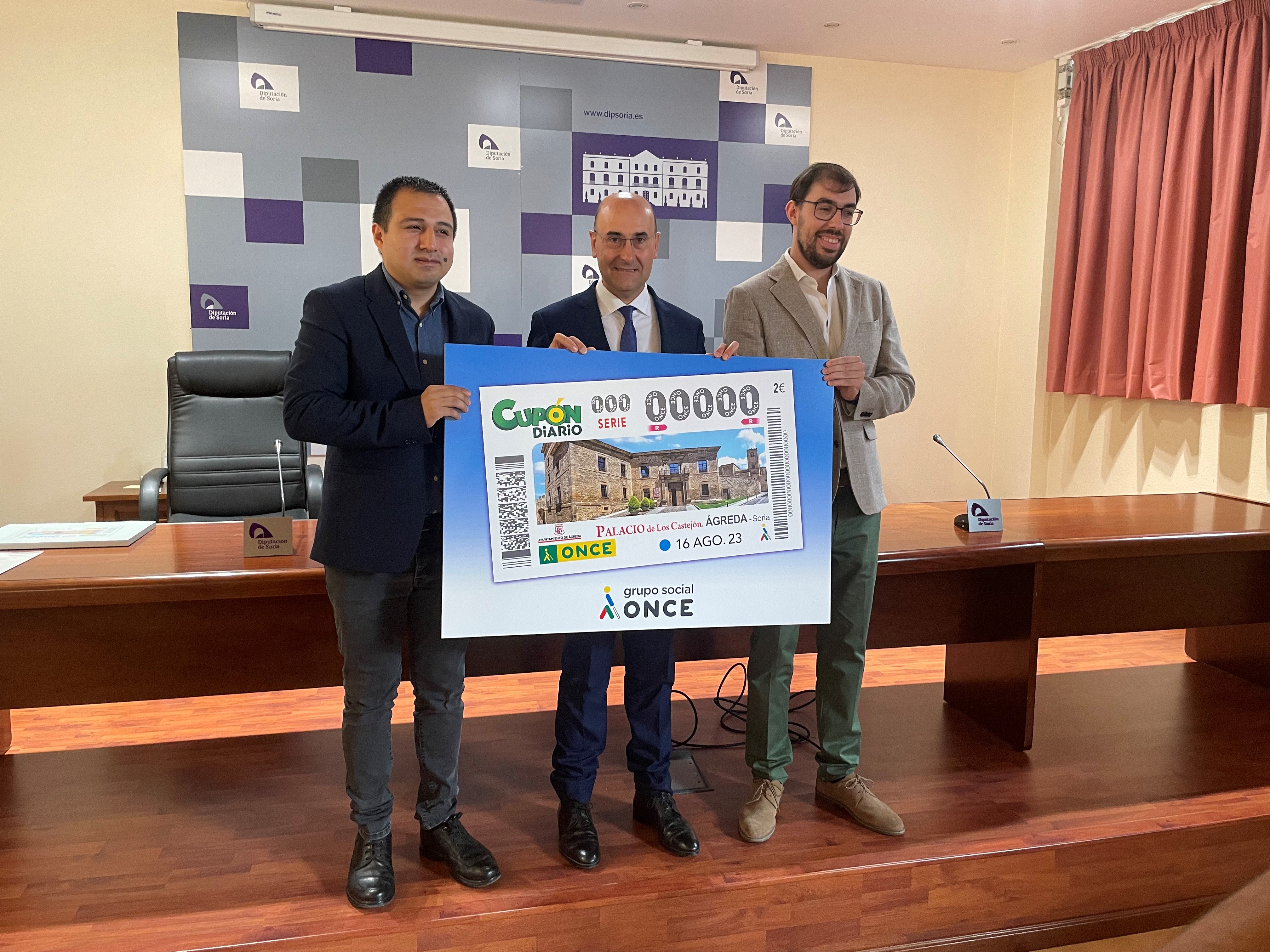 Foto de familia en la presentación del Cupón dedicado al Palacio de los Castejón