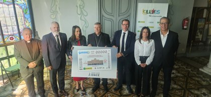 Foto de familiade la presentación del cupón del 26 de septiembre dedicado al XXXVII Encuentro Nacional de Cofradía