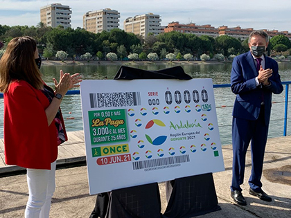 María del Carmen Castillo y Cristóbal Martínez, durante la presentación del cupón