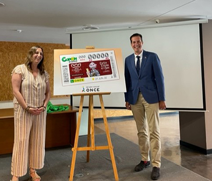 Estela Medina y Rubén Alfaro, durante la presentación del cupón