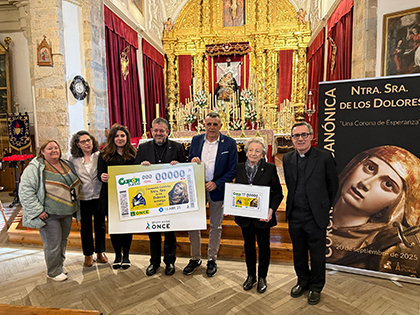 Foto de familia de la presentación del cupón dedicado a la Coronación Canónica de Nuestra Señora de los Dolores, de Astorga