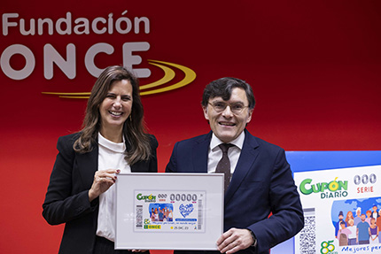 María Franco y Alberto Durán con la lámina del cupón