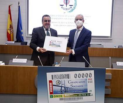 Miguel Carballeda entrega a Ricardo Gabaldón una copia enmarcada del cupón dedicado a los Graduados Sociales