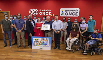 Foto de familia de la presentación del cupón dedicado a la Red de Albergues Juveniles