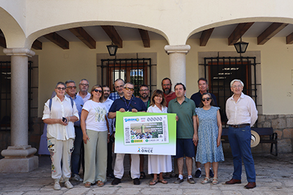 Foto de familia de la presentación del cupón dedicado a la Romería de la Traída de la Virgen de Manjavacas, en Mota del Cuervo