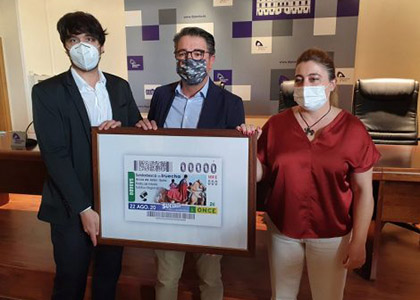 Foto de familia de los participantes en la presentación del cupón