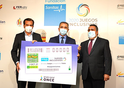 Iñaki Peralta, José Manuel Franco y Miguel Carballeda posan con una copia gigante del cupón dedicado a los Juegos Inclusivos