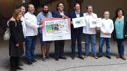 Foto de familia de la presentación del cupón de la ONCE dedicado al VI Certamen Nacional de Gastronomía, de Palma