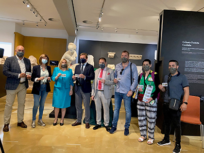 FOTO DE FAMILIA DE LA PRESENTACIÓN DEL CUPÓN DEDICADO AL MUSEO ARQUEOLÓGICO DE CÓRDOBA