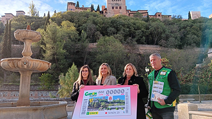 Foto de familia de la presentación del cupón dedicado al Paseo de los Tristes, de Granada