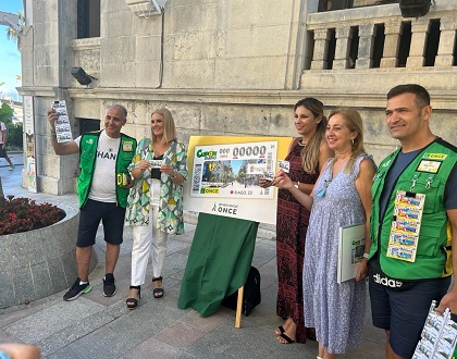 Foto de familia de la presentación del cupón dedicado al Paso del Revellín