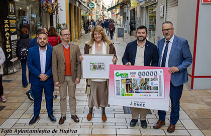 Foto de familia de la presentación del cupón dedicado a la calle Arquitecto Pérez Carasa, de Huelva copia