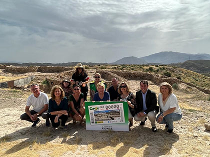 Foto de familia de la presentación del cupón dedicado al asentamiento arqueológico de Los Millares