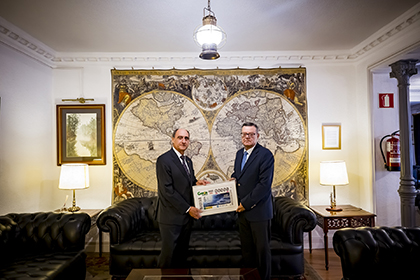 Juan Díaz Cano (izquierda) ha recibido d emanos de José Luis Martínez Donoso, una lámina enmarcada con este cupón