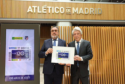 Miguel Carballeda y Enrique Cerezo con la lámina del cupón del 120 aniversario del Atlético de Madrid 