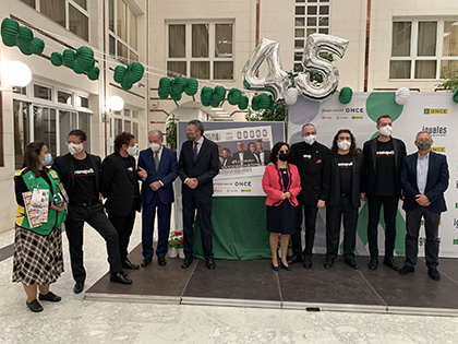 Foto de familia de la presentación del cpón dedicado a los 45 años de Caantores de Híspalis