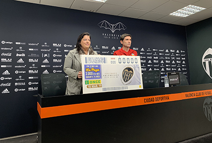 El entrenador del Valencia CF, Marcelino García Toral, y la subdelegada territorial ONCE CV, Belén Boronat Rios, presentan el cupón del Centenario del Valencia