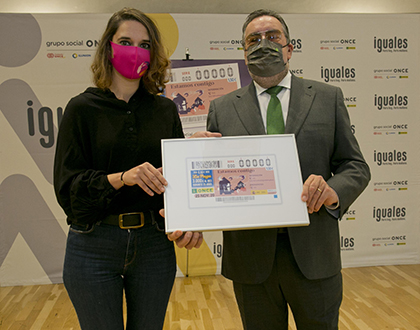 Noelia Vera y Miguel Carballeda, con una copia enmarcada de este cupón